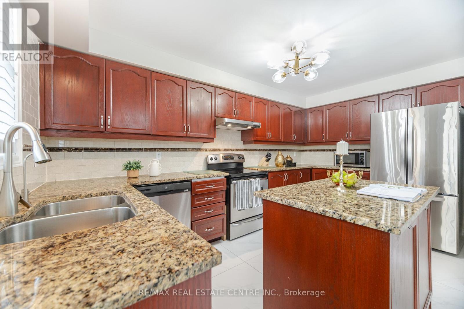 53 Wild Indigo Crescent, Brampton, Ontario  L6R 2K3 - Photo 12 - W12663820