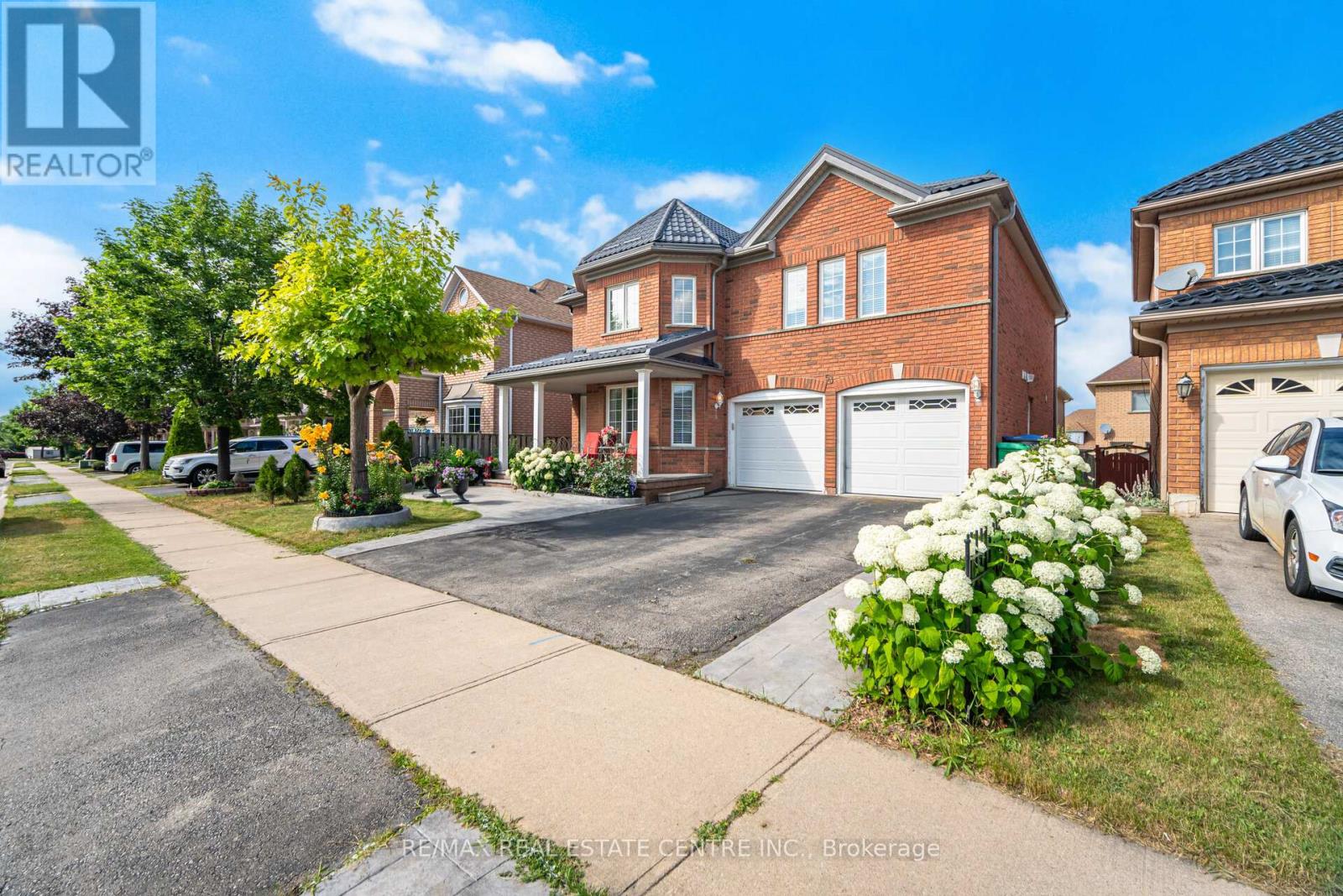 53 Wild Indigo Crescent, Brampton, Ontario  L6R 2K3 - Photo 2 - W12663820