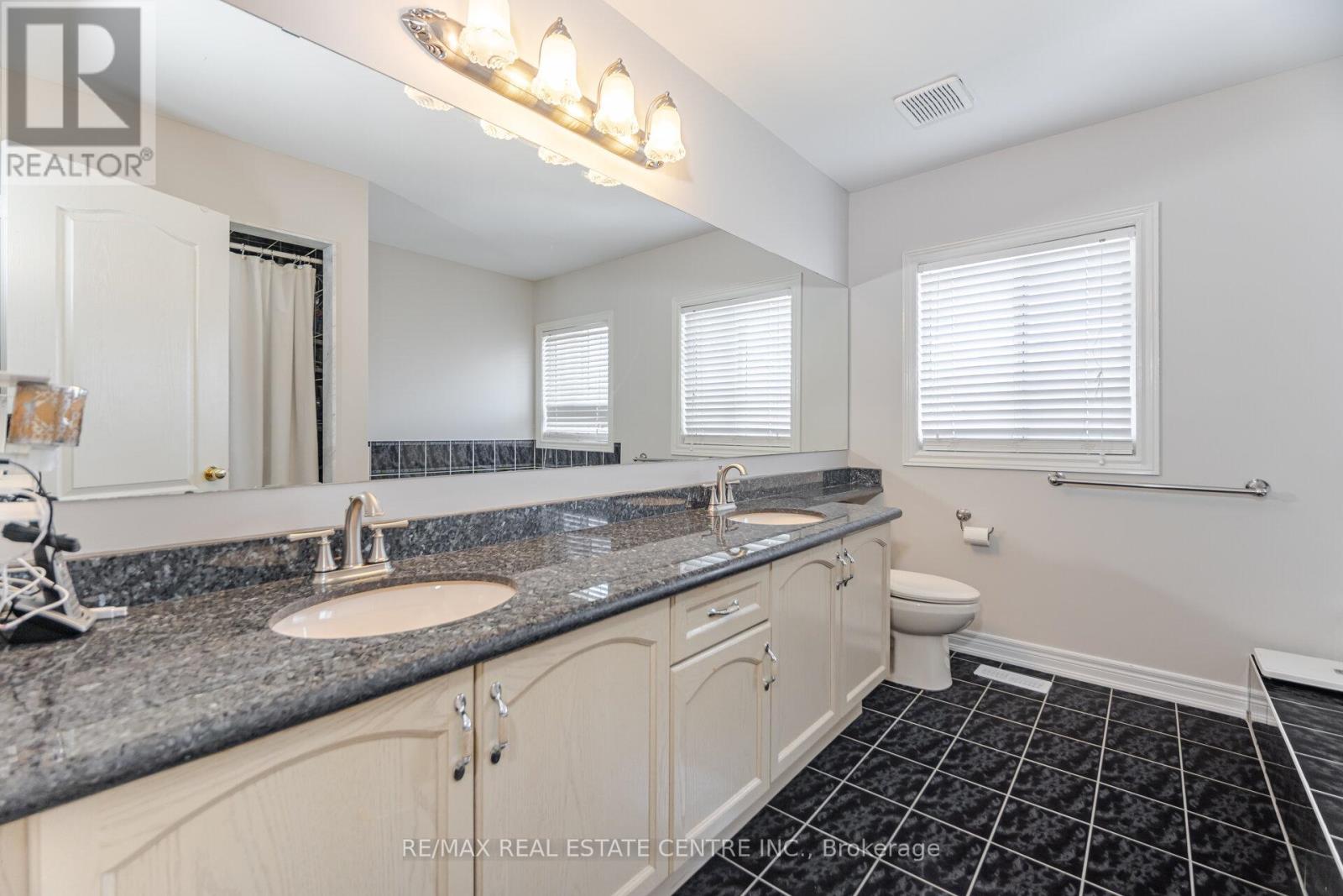 53 Wild Indigo Crescent, Brampton, Ontario  L6R 2K3 - Photo 32 - W12663820