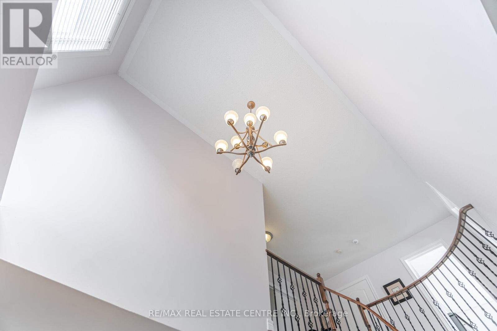 53 Wild Indigo Crescent, Brampton, Ontario  L6R 2K3 - Photo 5 - W12663820