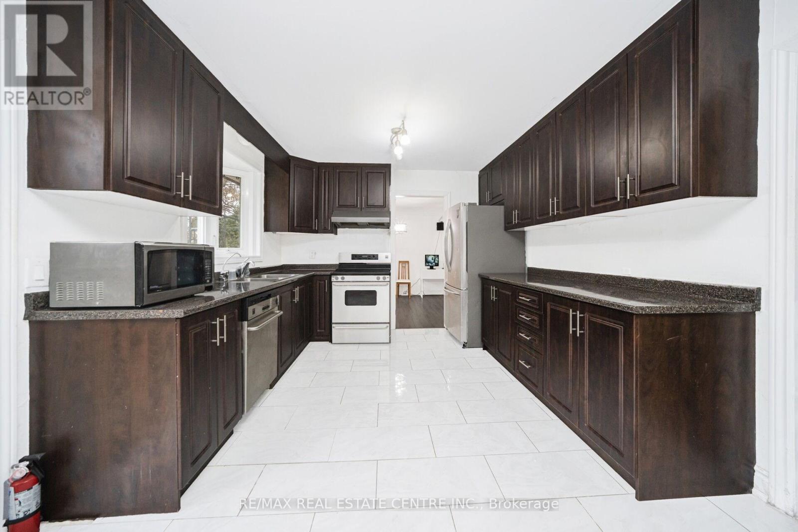 15095 Dixie Road, Caledon, Ontario  L7C 2N1 - Photo 14 - W12663864