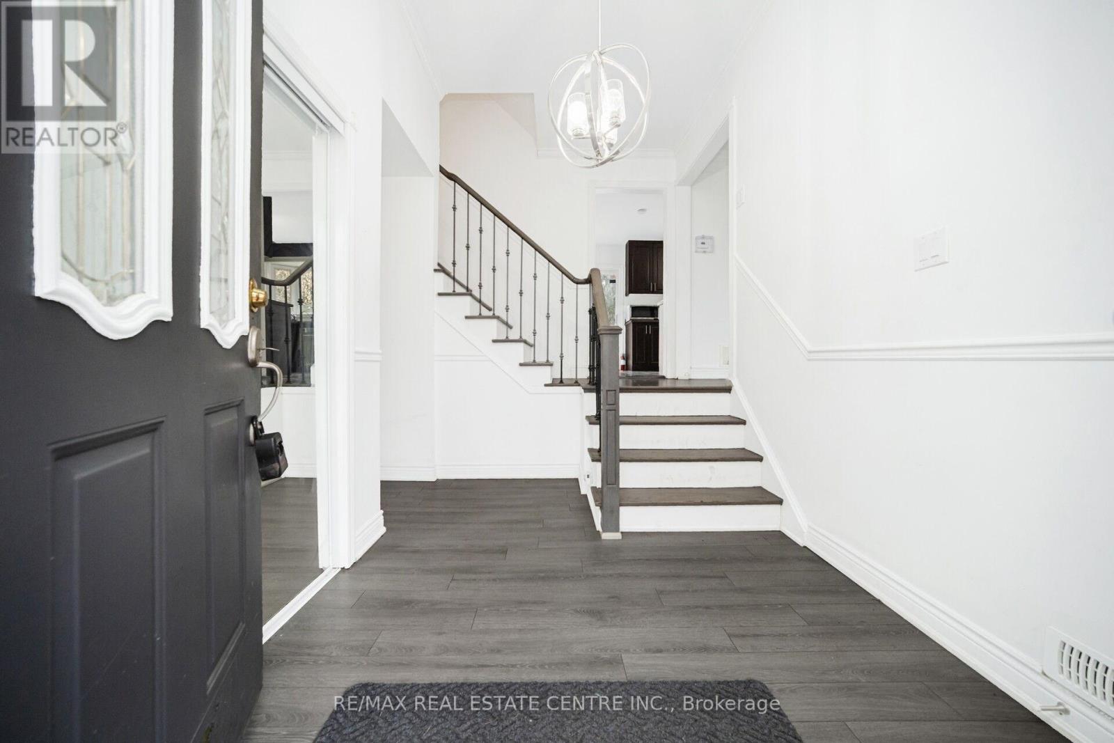 15095 Dixie Road, Caledon, Ontario  L7C 2N1 - Photo 4 - W12663864