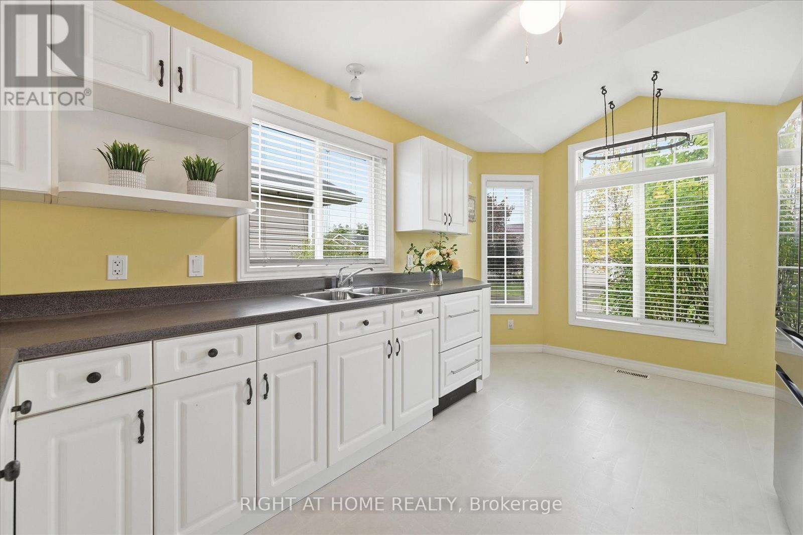 111 Gracehill Crescent, Hamilton, Ontario  L8B 1A5 - Photo 7 - X12662644