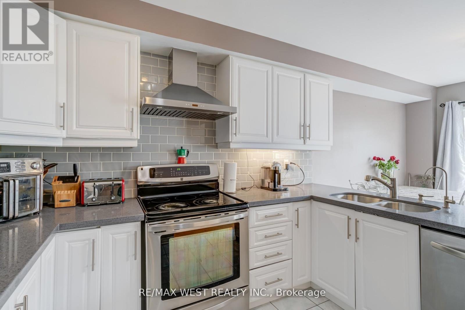 6 Mccreary Trail, Caledon, Ontario  L7E 2C8 - Photo 15 - W12470277