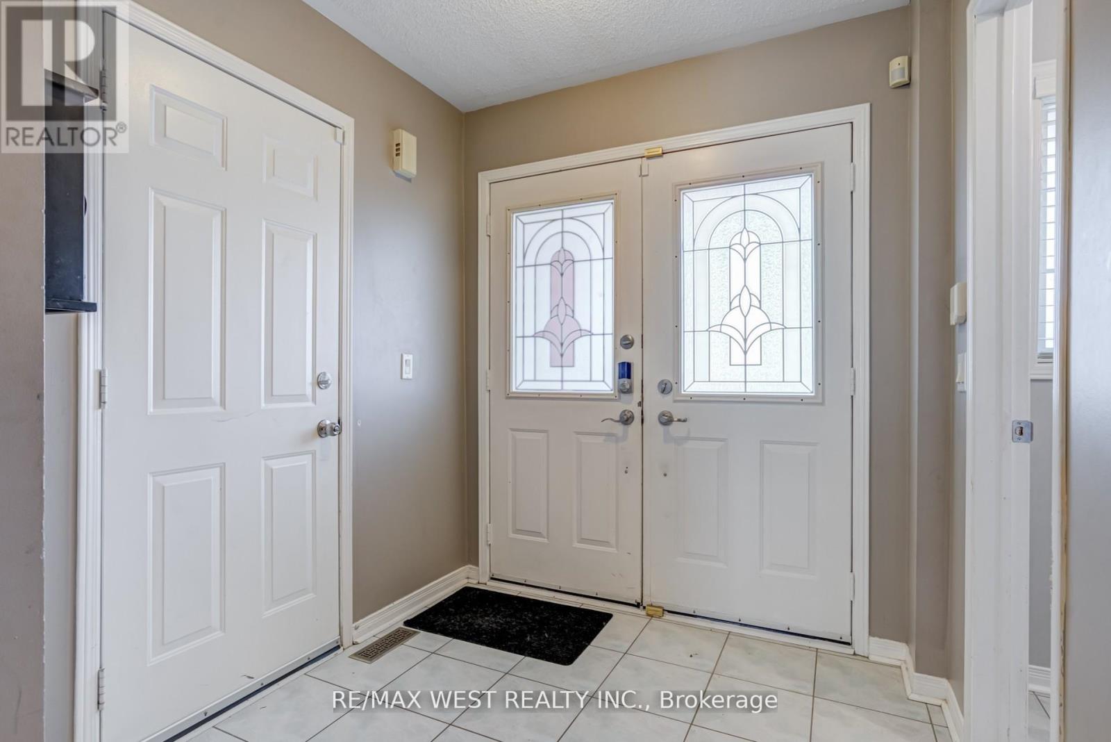 6 Mccreary Trail, Caledon, Ontario  L7E 2C8 - Photo 3 - W12470277