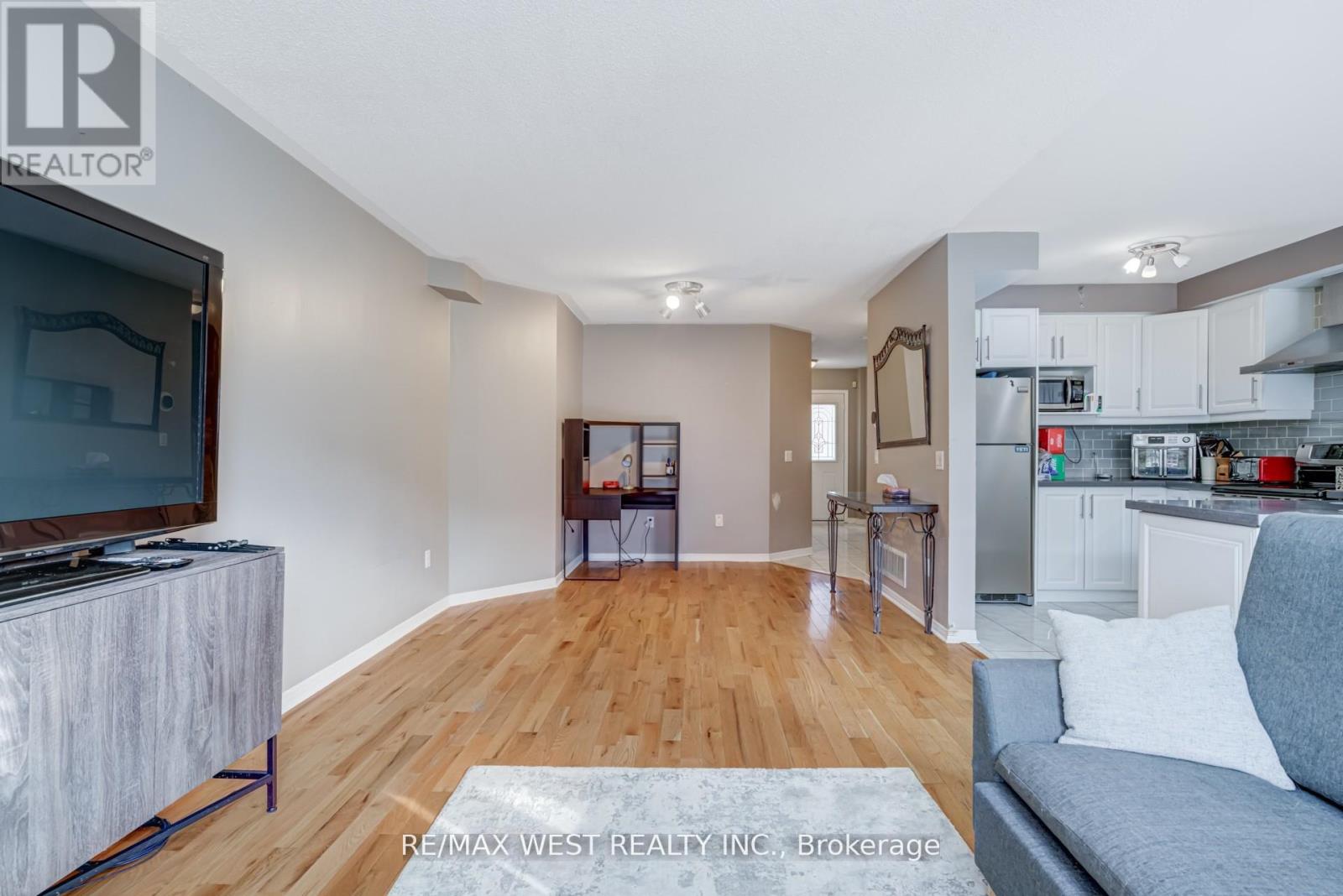 6 Mccreary Trail, Caledon, Ontario  L7E 2C8 - Photo 7 - W12470277