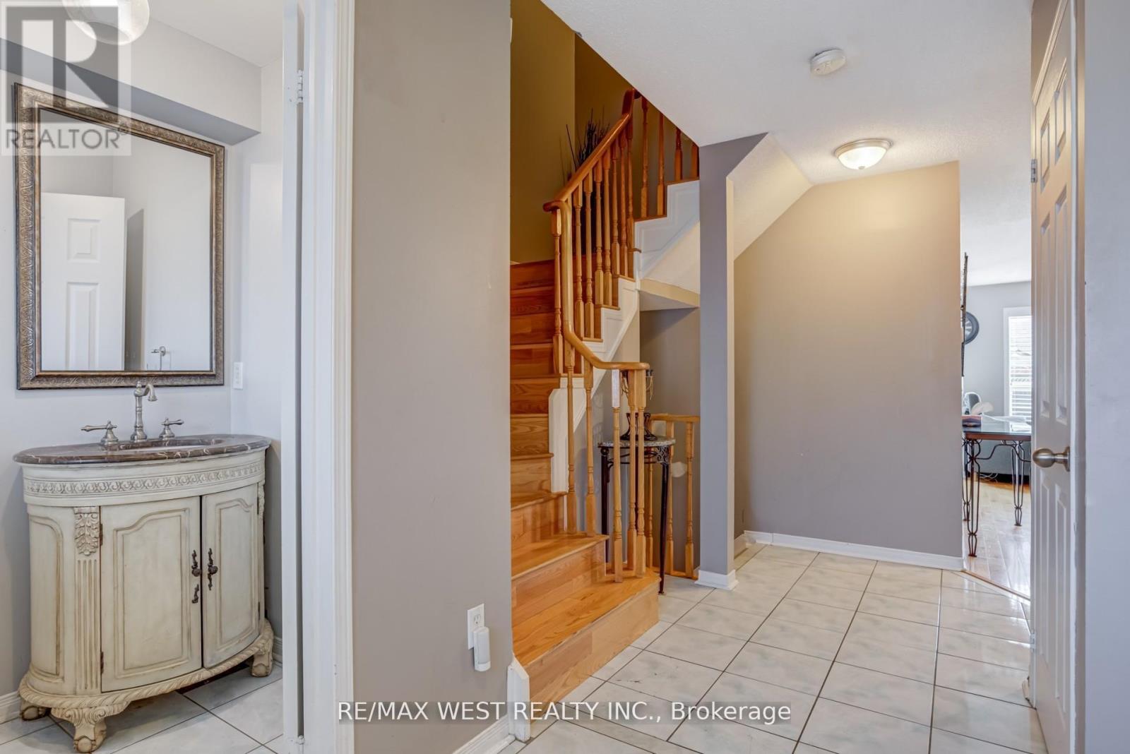 6 Mccreary Trail, Caledon, Ontario  L7E 2C8 - Photo 4 - W12470277