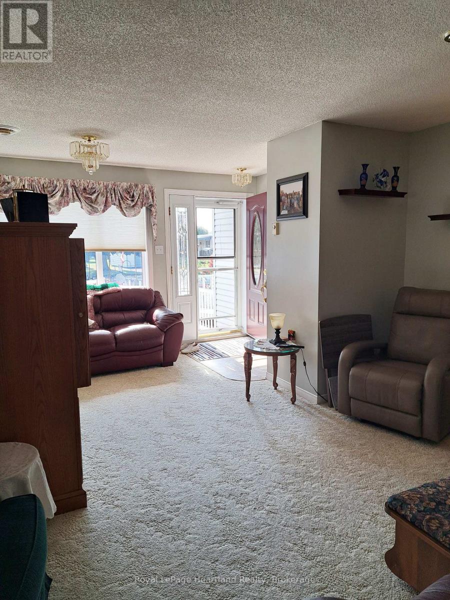 11-2 Stewart Street, Strathroy-Caradoc, Ontario  N7G 1A1 - Photo 2 - X12421755