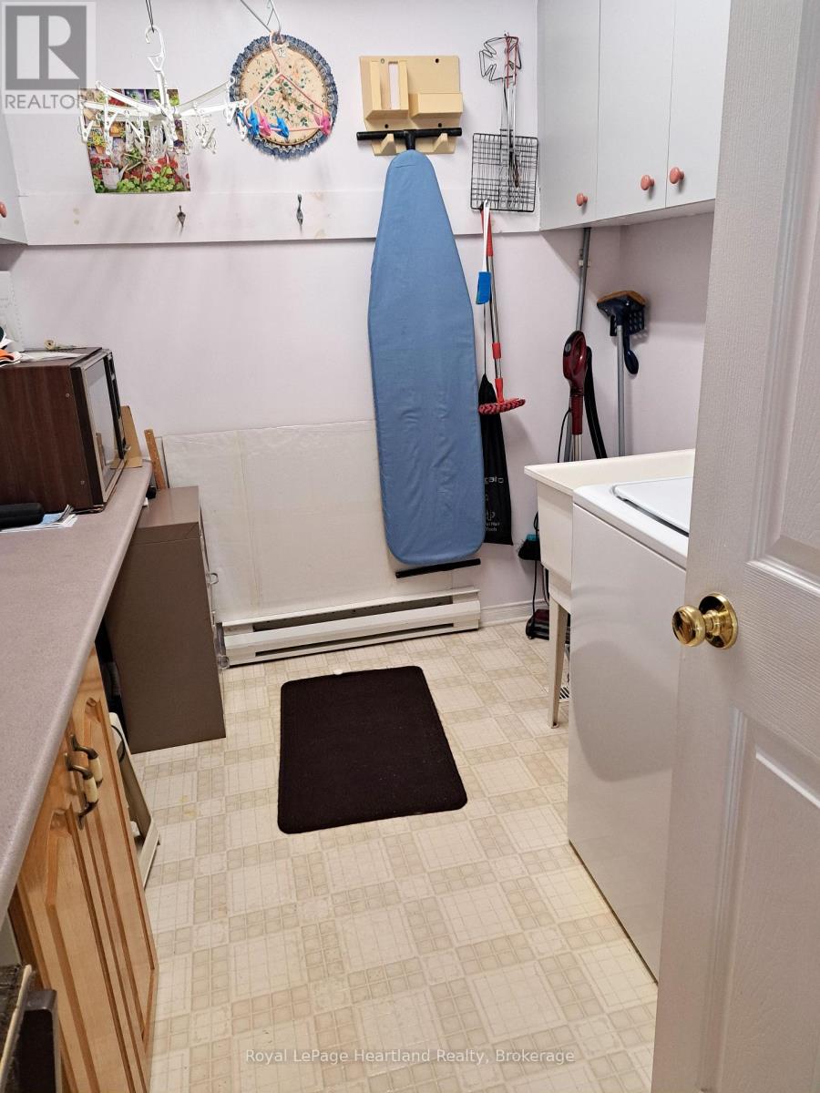 11-2 Stewart Street, Strathroy-Caradoc, Ontario  N7G 1A1 - Photo 7 - X12421755