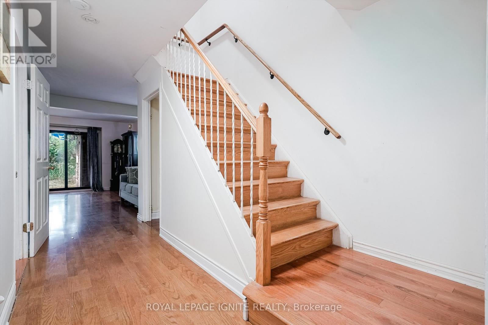 122 Valdor Drive, Toronto, Ontario  M1V 1R5 - Photo 3 - E12664068