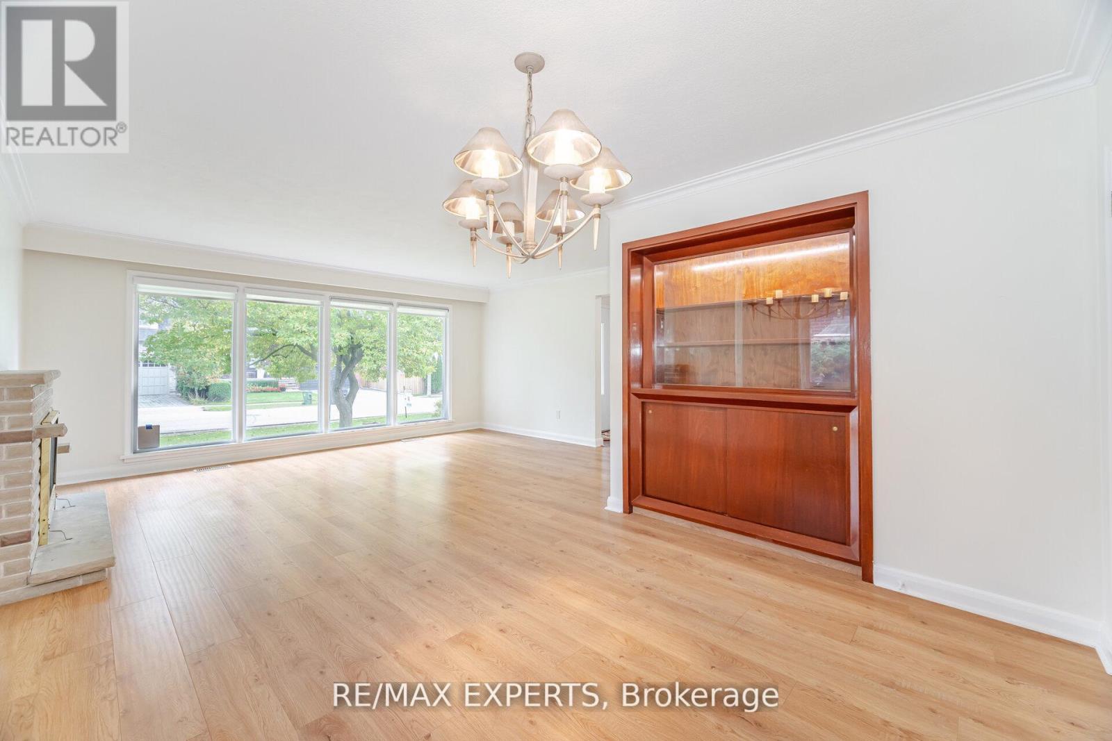 42 Cowley Avenue, Toronto, Ontario  M8B 2E3 - Photo 12 - W12663954