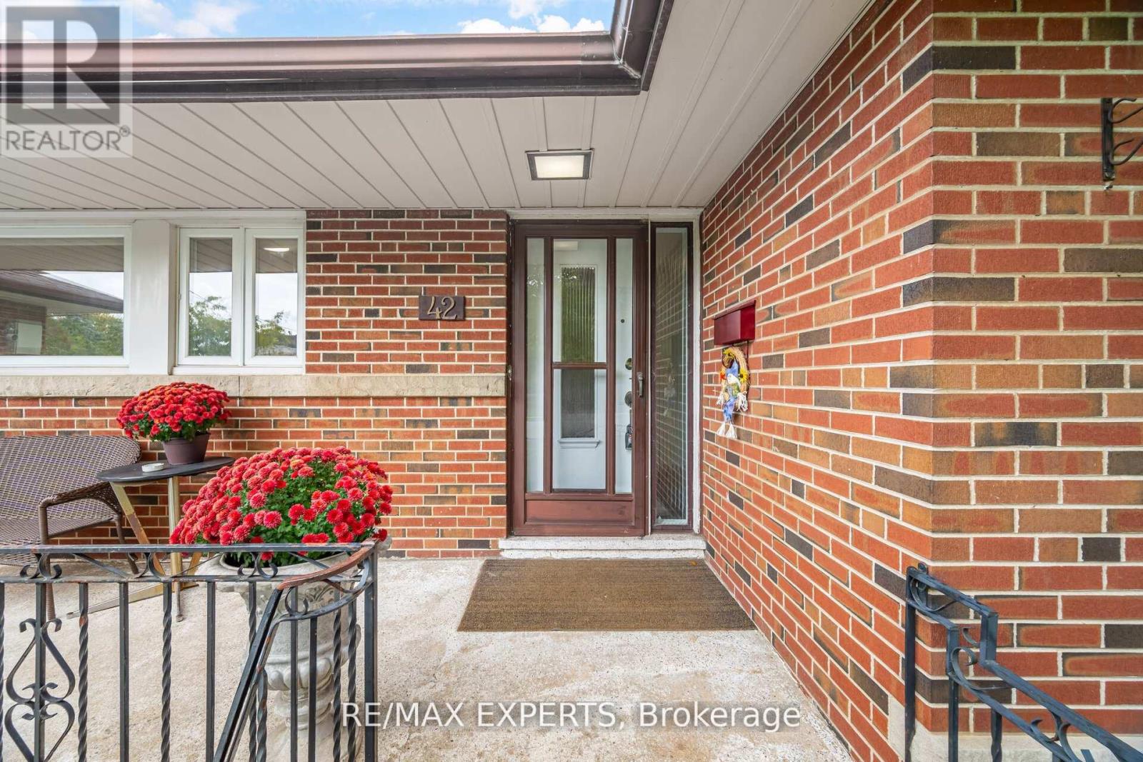 42 Cowley Avenue, Toronto, Ontario  M8B 2E3 - Photo 4 - W12663954