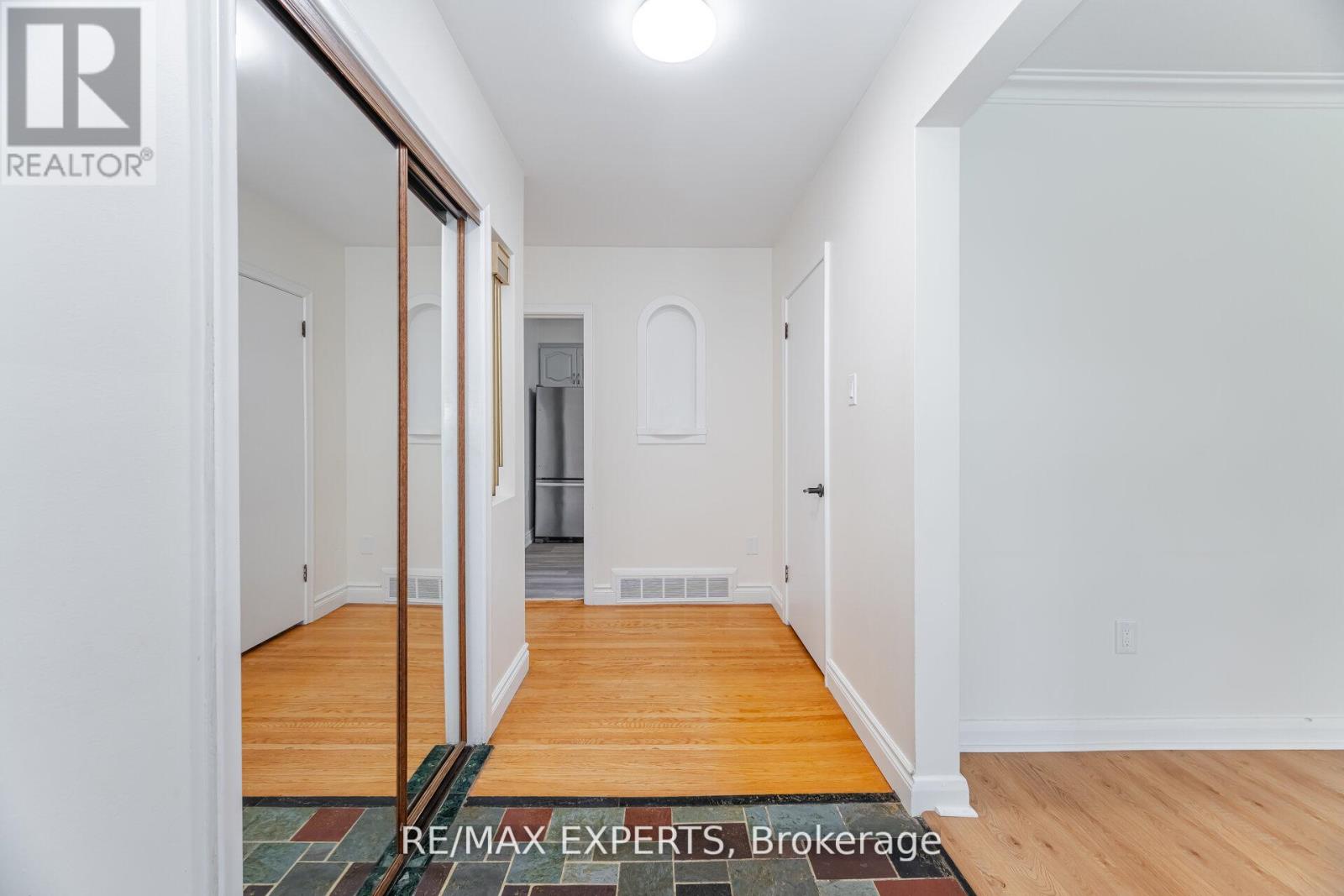 42 Cowley Avenue, Toronto, Ontario  M8B 2E3 - Photo 6 - W12663954