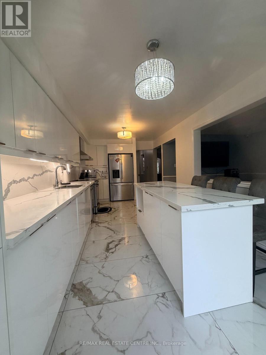 23 Capistro Street, Brampton, Ontario  L7A 3J2 - Photo 5 - W12663968