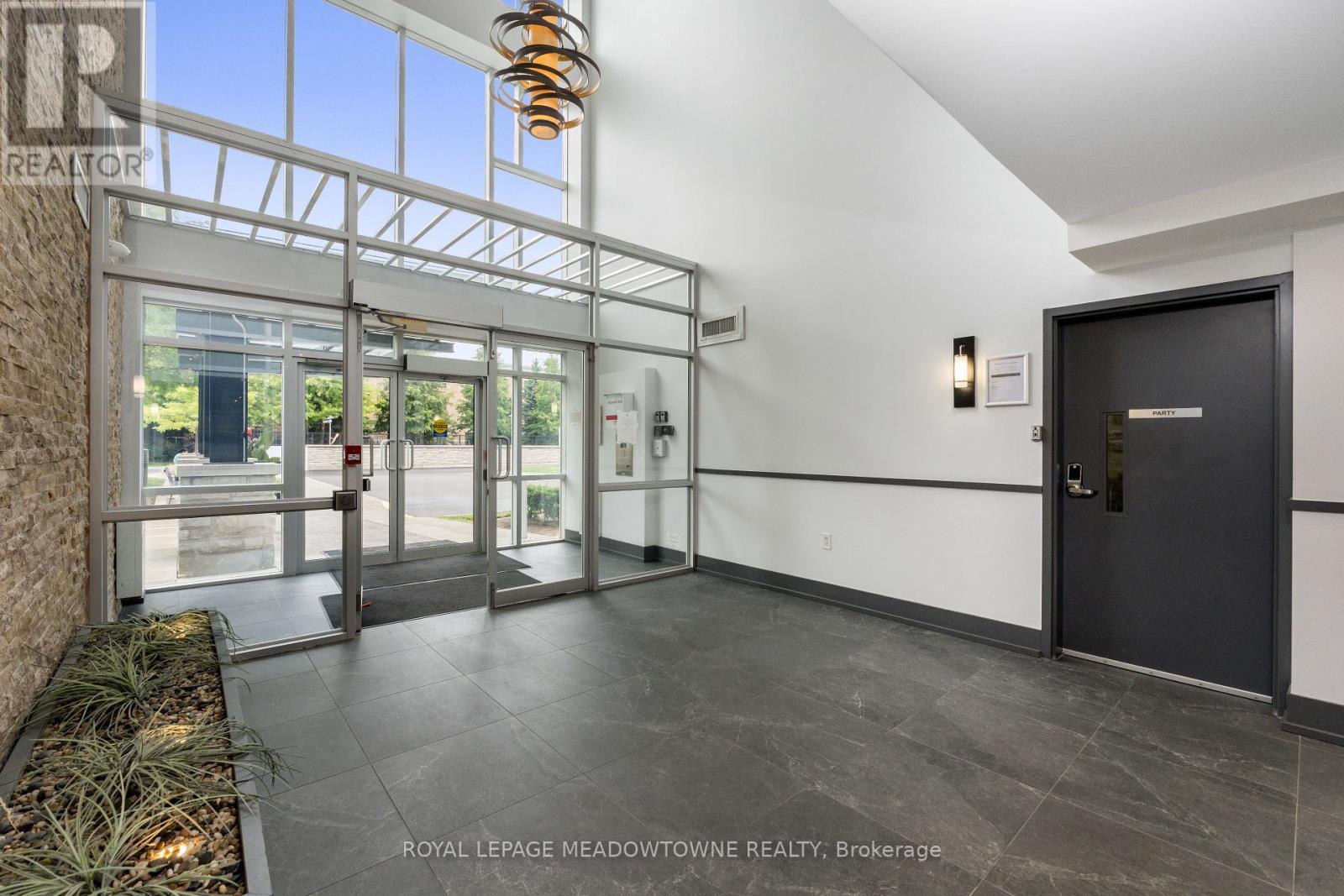 125 - 570 Lolita Gardens, Mississauga, Ontario  L5A 0A1 - Photo 5 - W12664010