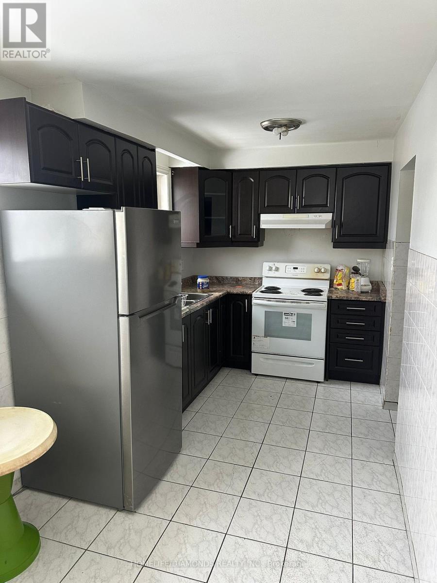 Main - 3142 Purnell Court, Mississauga, Ontario  L4T 2J6 - Photo 3 - W12664038