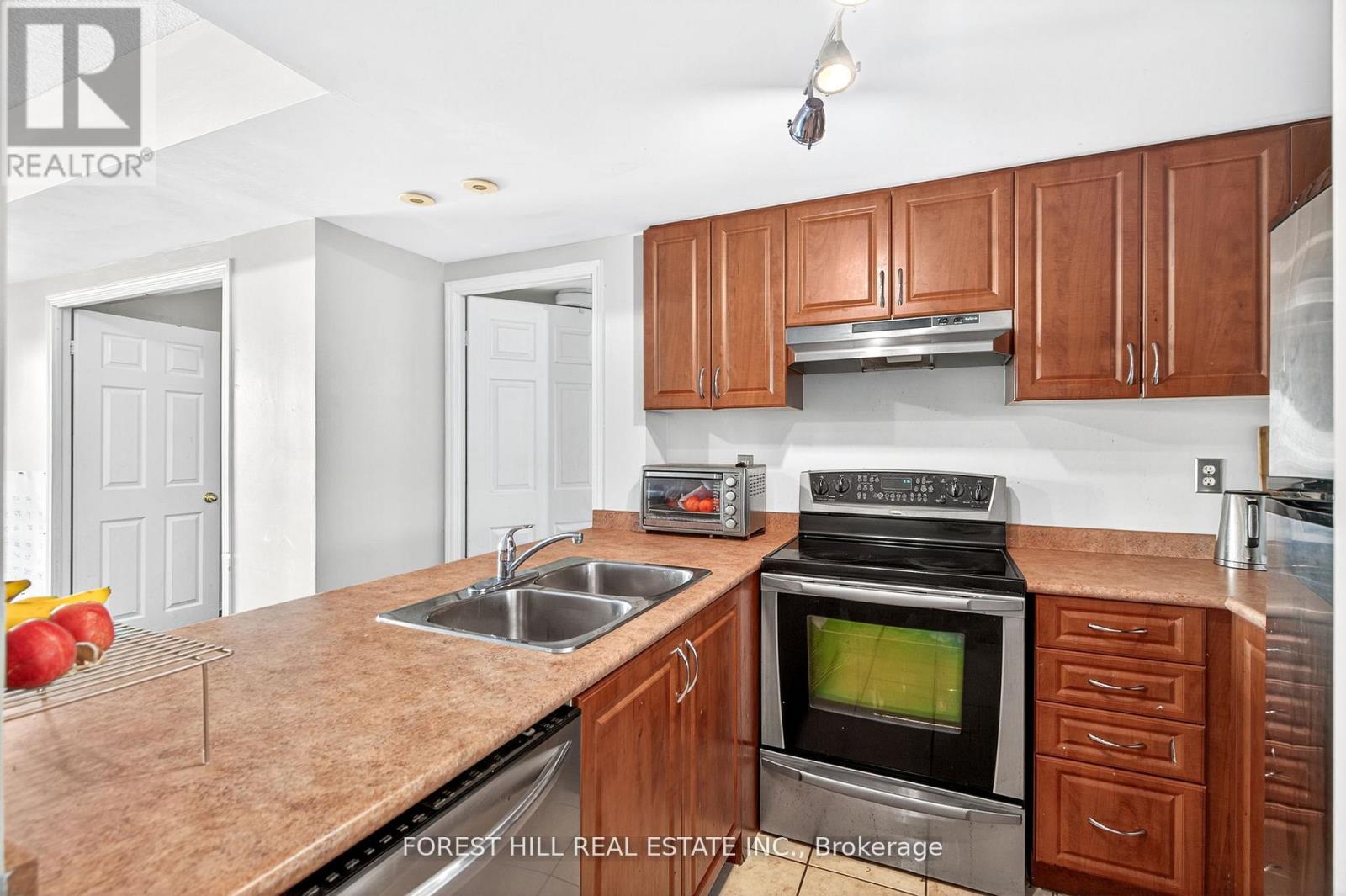 2022 - 3035 Finch Ave Avenue W, Toronto, Ontario  M9M 0A3 - Photo 4 - W12664052