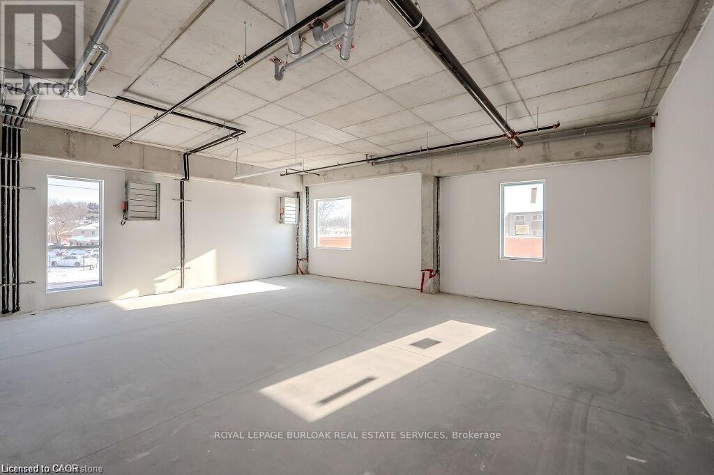 2 - 301 Westmount Road W, Kitchener, Ontario  N2M 0C4 - Photo 4 - X12664006