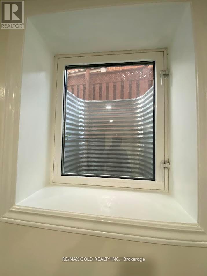 68 Sprucelands Avenue, Brampton, Ontario  L6R 1N3 - Photo 3 - W12658576