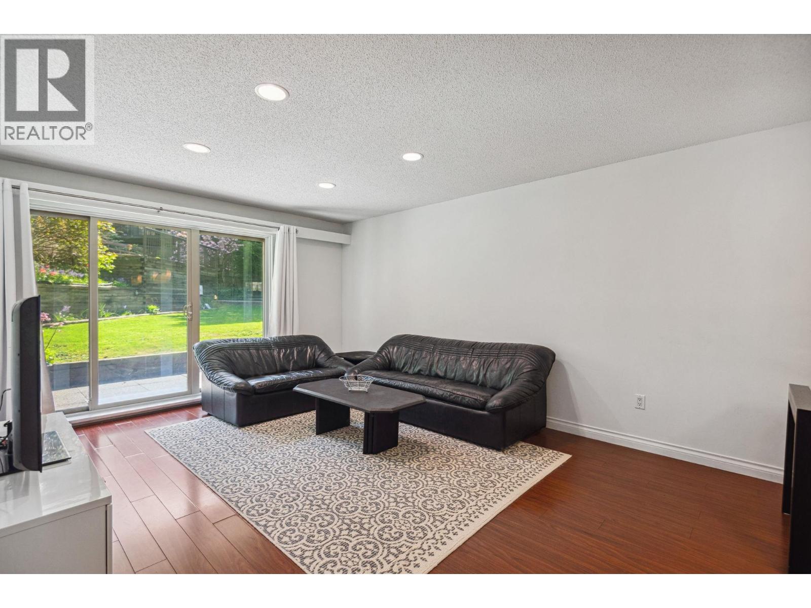 101 9857 Manchester Drive, Burnaby, British Columbia  V3N 4P5 - Photo 4 - R3076038