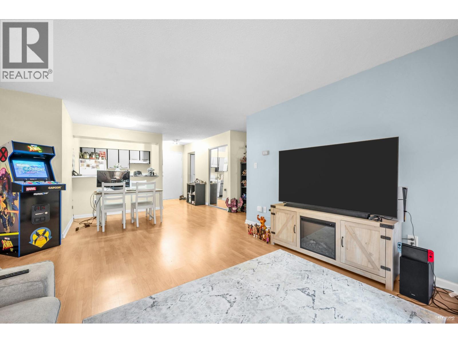 208 1955 Woodway Place, Burnaby, British Columbia  V5B 4S5 - Photo 1 - R3076050