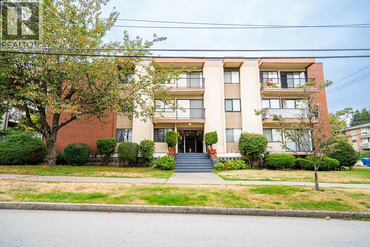 306 505 Ninth Street, New Westminster, British Columbia  V3M 3W6 - Photo 1 - R3076056