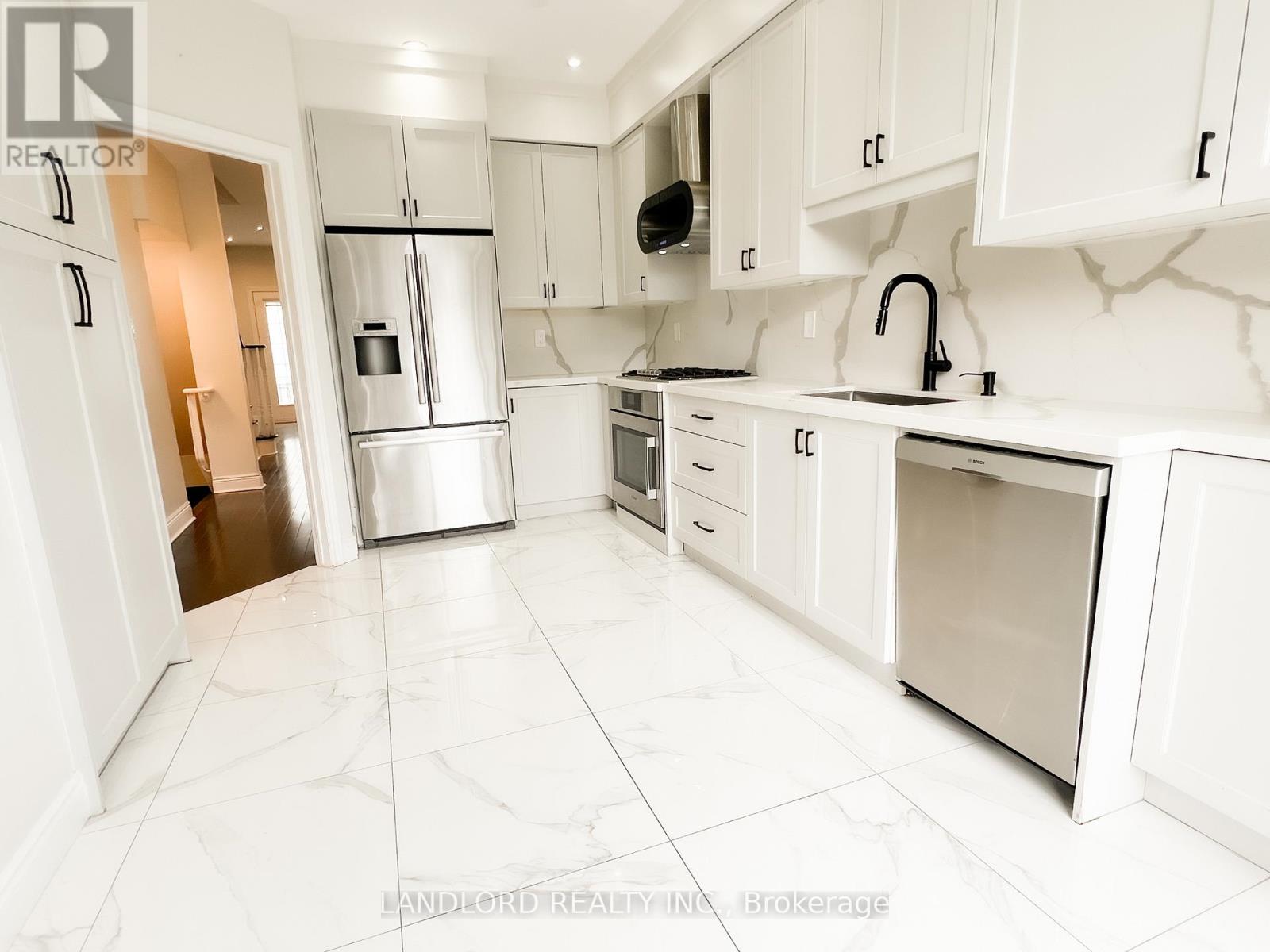 33 Benson Avenue, Richmond Hill, Ontario  L4C 4E5 - Photo 1 - N12664126