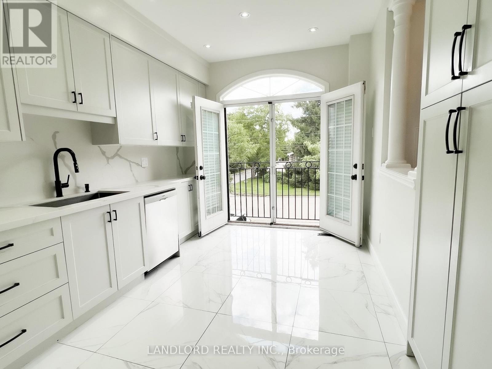 33 Benson Avenue, Richmond Hill, Ontario  L4C 4E5 - Photo 4 - N12664126