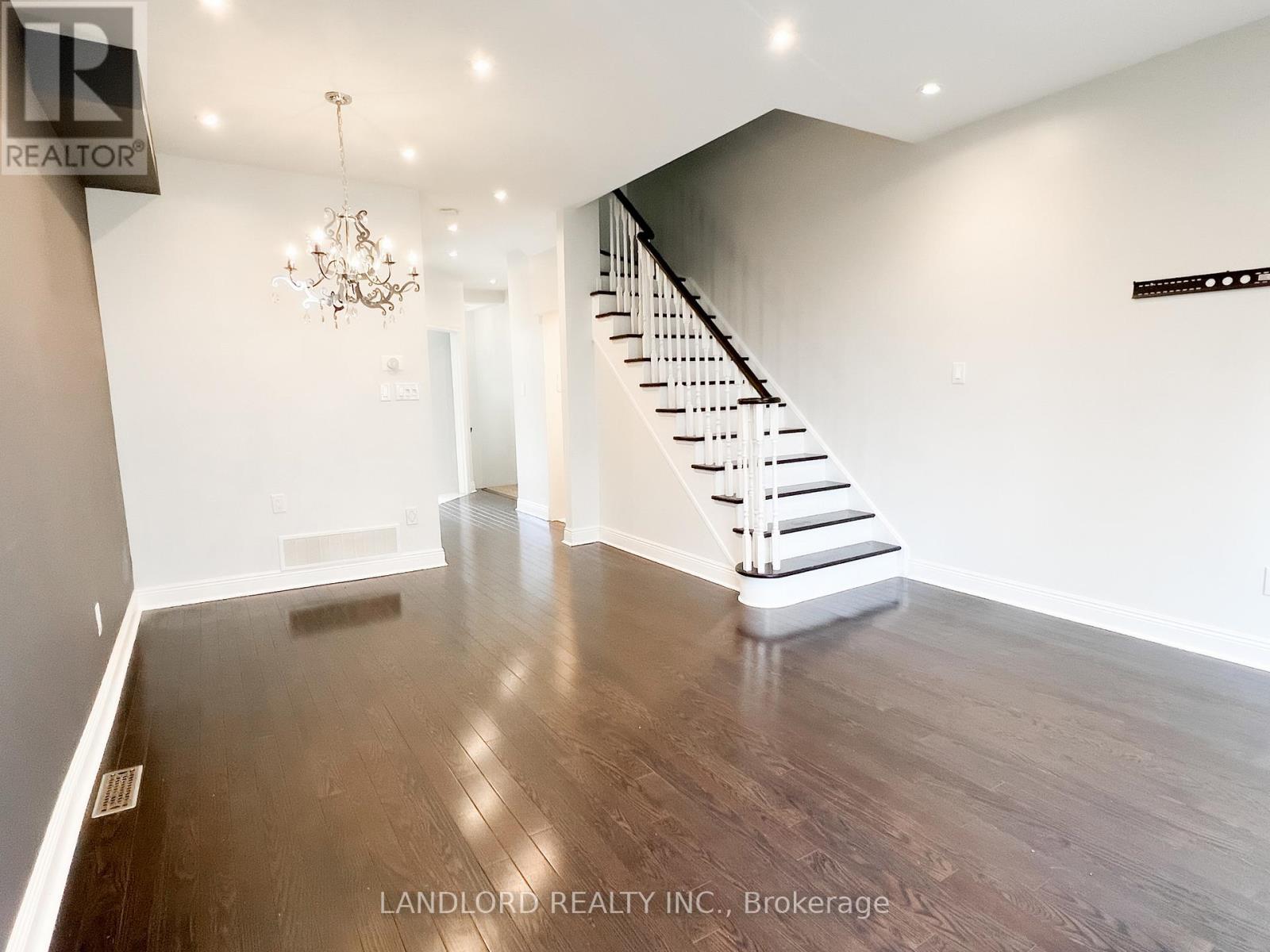 33 Benson Avenue, Richmond Hill, Ontario  L4C 4E5 - Photo 7 - N12664126