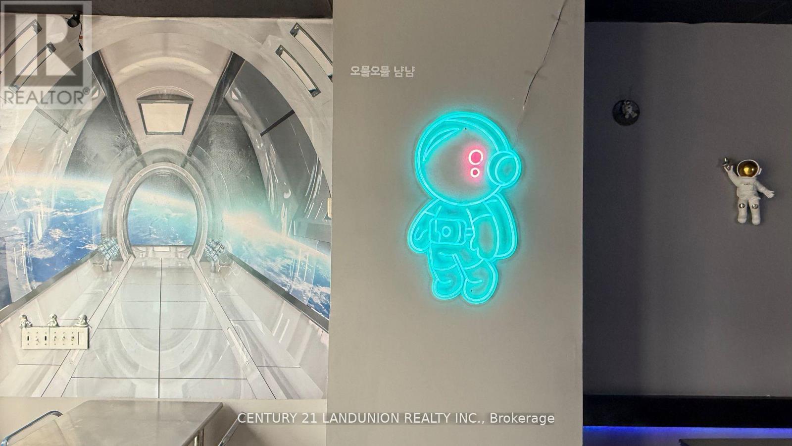 2539 Eglinton Avenue W, Toronto, Ontario  M6M 1T2 - Photo 4 - W12664130