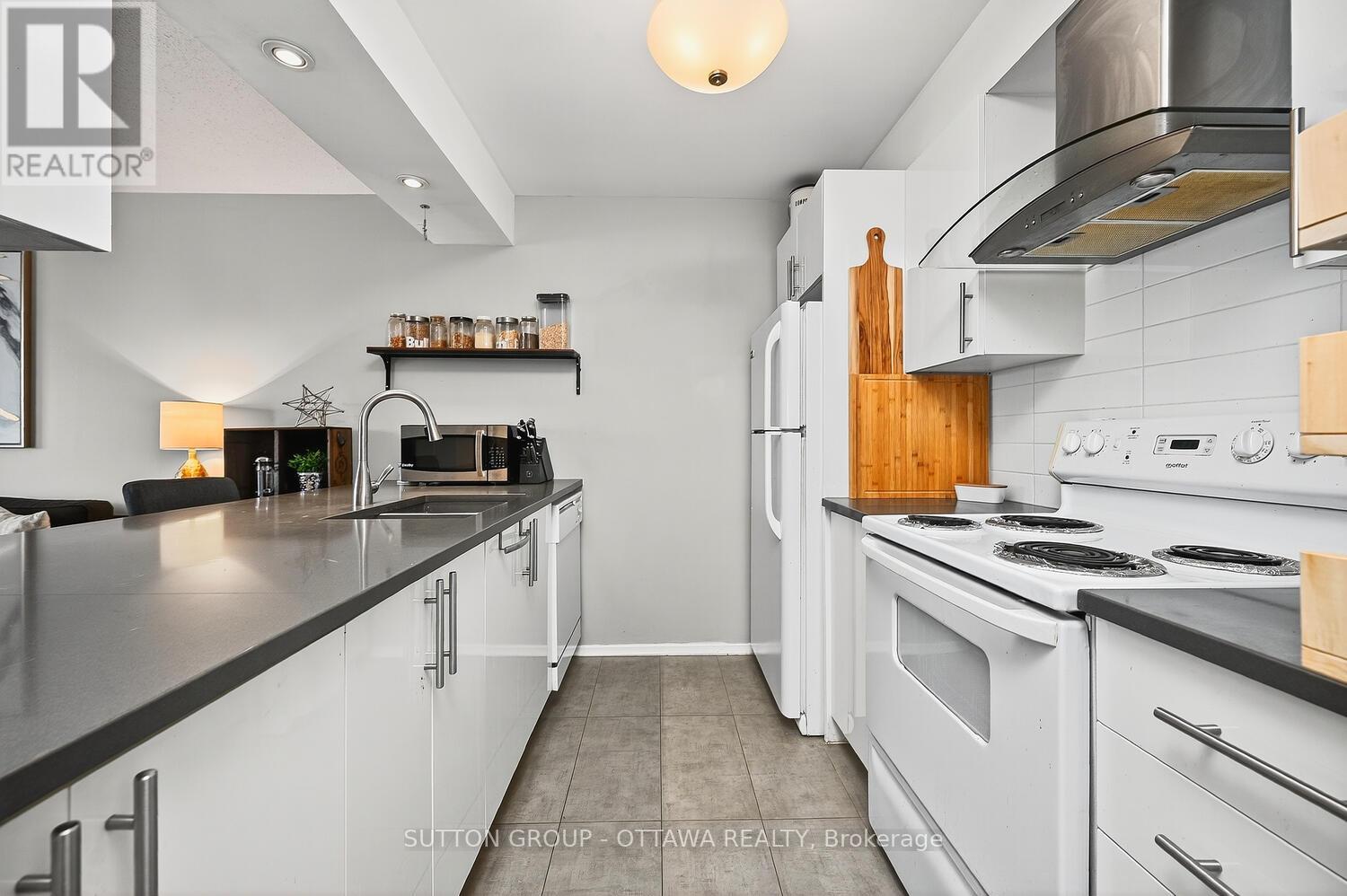 317 - 214 Viewmount Drive, Ottawa, Ontario  K2E 7X3 - Photo 3 - X12664224