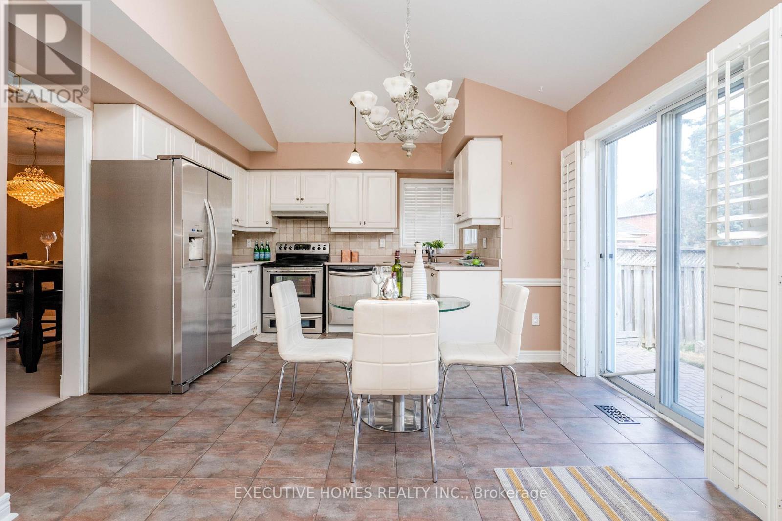 10 Safari Court, Brampton, Ontario  L7A 1G8 - Photo 15 - W12664184