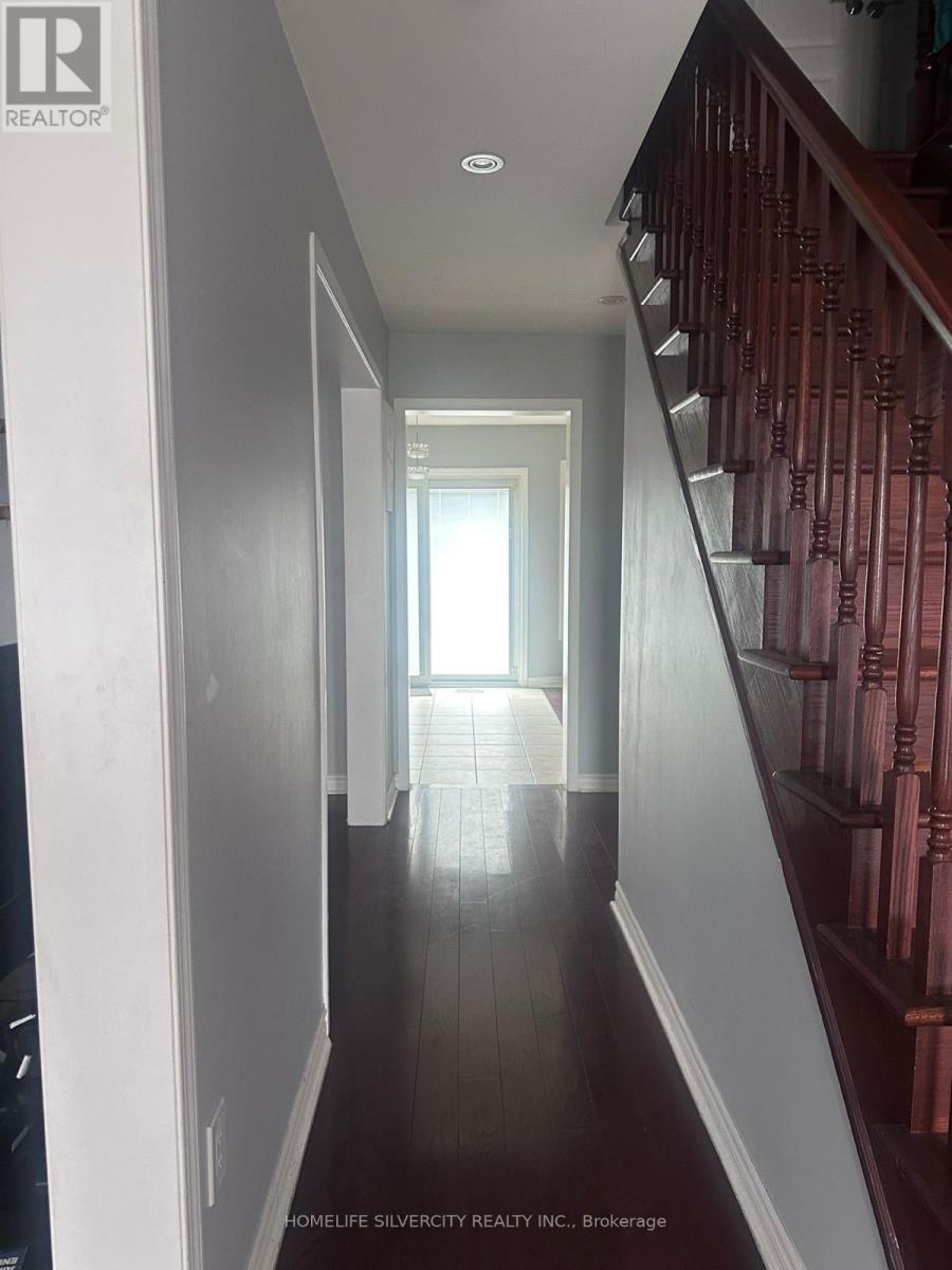 33 Triple Crown Drive, Brampton, Ontario  L6S 0A4 - Photo 2 - W12664244