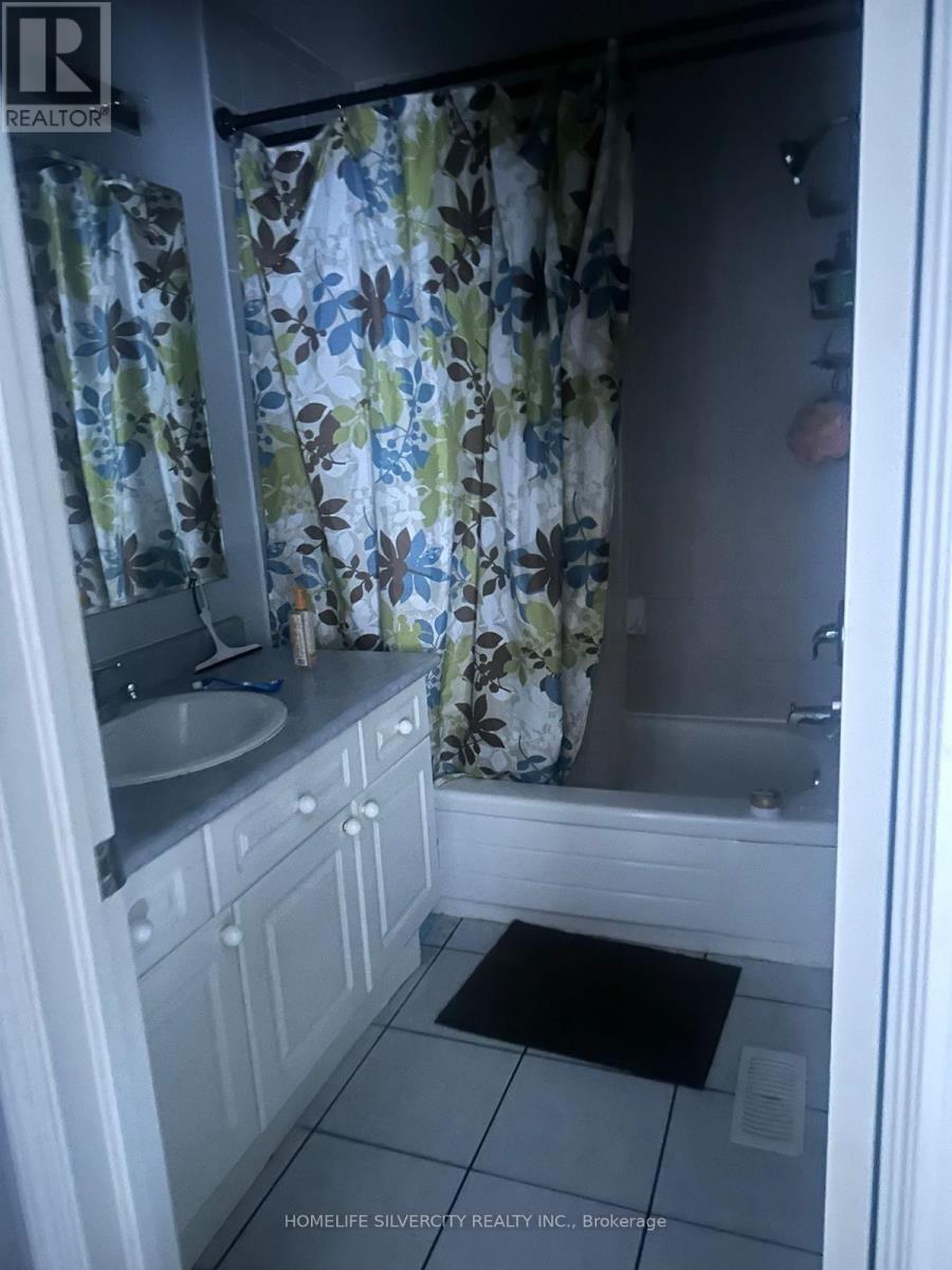 33 Triple Crown Drive, Brampton, Ontario  L6S 0A4 - Photo 4 - W12664244