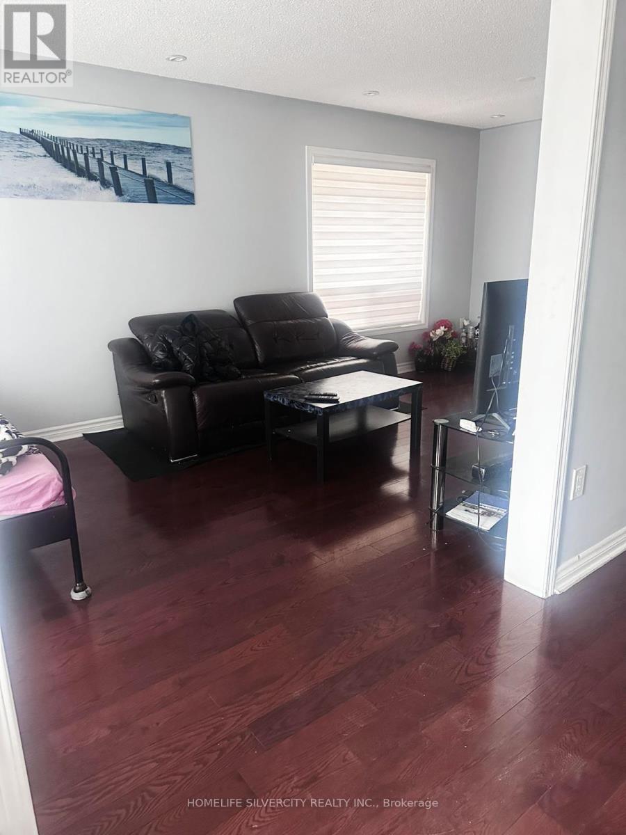 33 Triple Crown Drive, Brampton, Ontario  L6S 0A4 - Photo 5 - W12664244