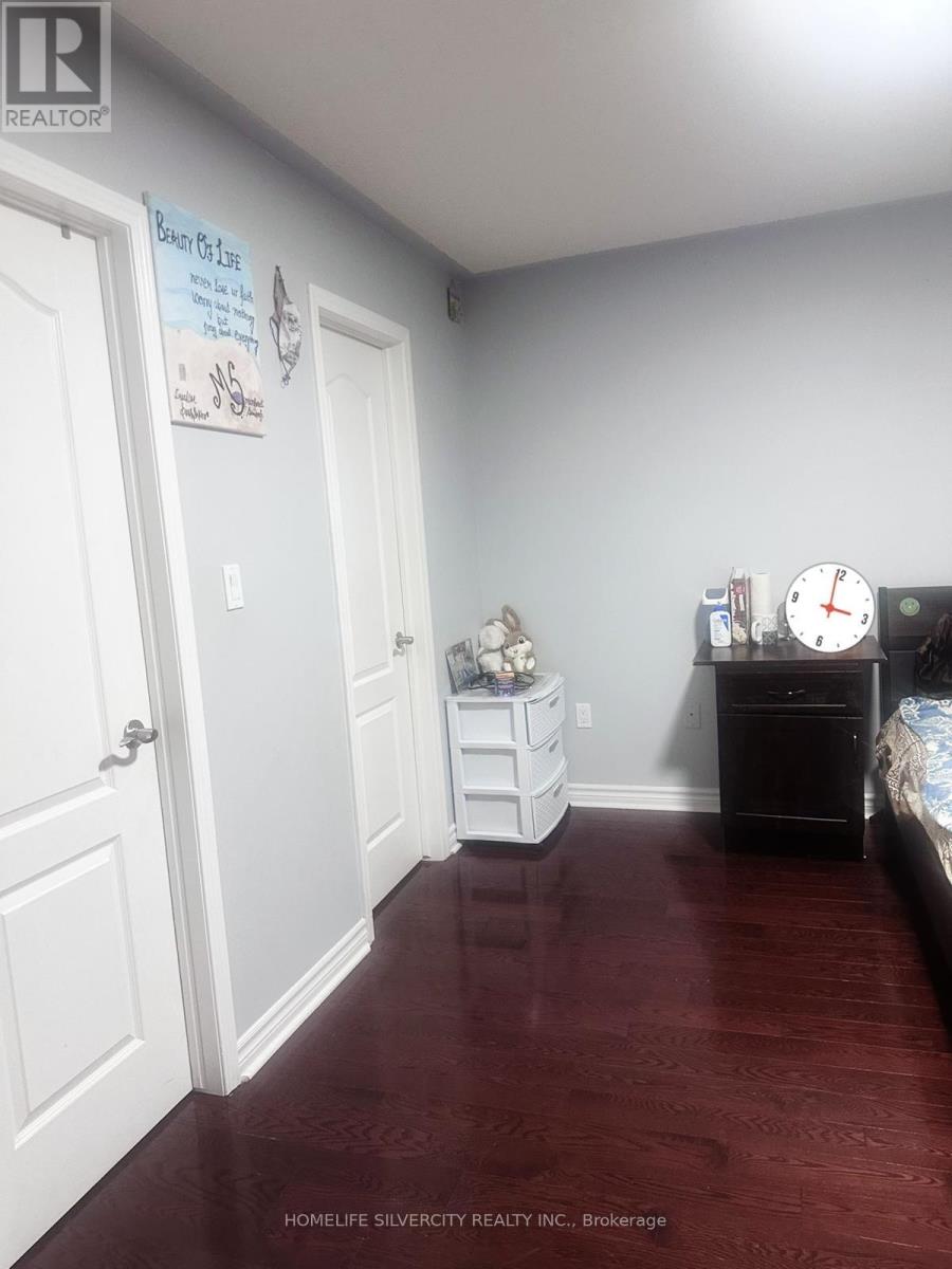 33 Triple Crown Drive, Brampton, Ontario  L6S 0A4 - Photo 7 - W12664244