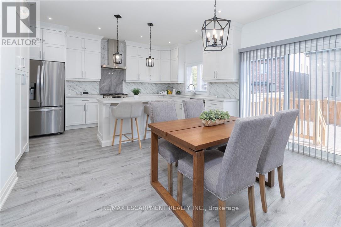 388 Klein Circle, Hamilton, Ontario  L9G 3K9 - Photo 10 - X12664234