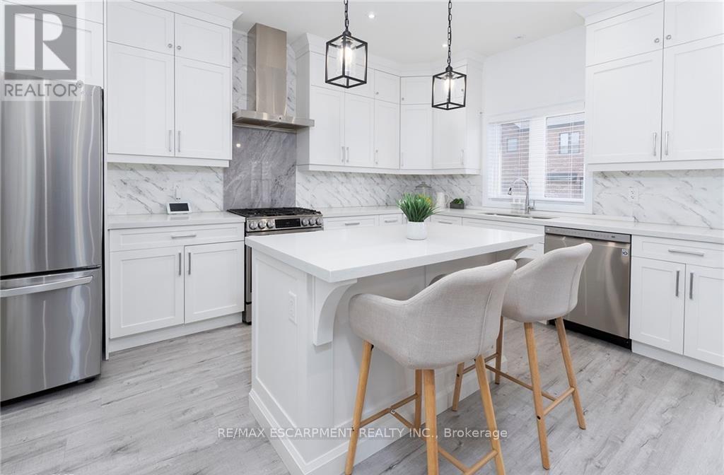 388 Klein Circle, Hamilton, Ontario  L9G 3K9 - Photo 7 - X12664234