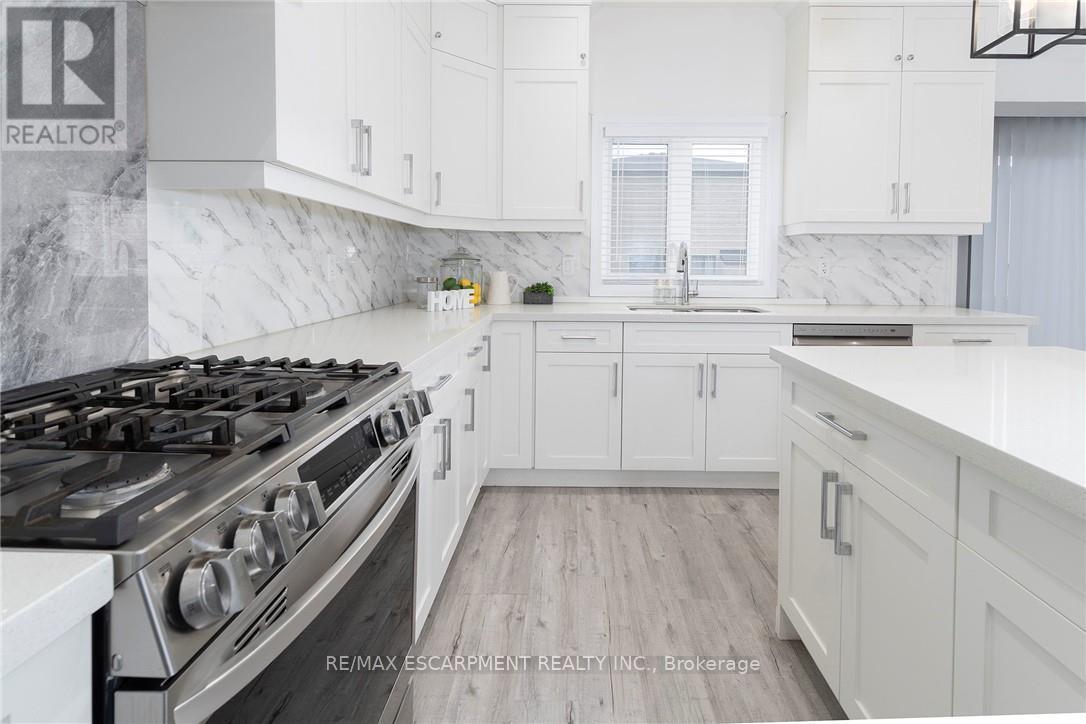 388 Klein Circle, Hamilton, Ontario  L9G 3K9 - Photo 8 - X12664234