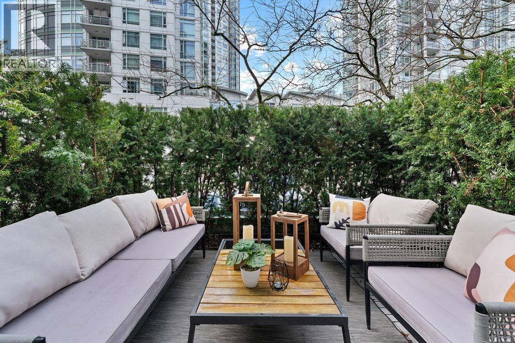 123 Aquarius Mews, Vancouver, British Columbia  V6Z 2Z1 - Photo 3 - R3076068