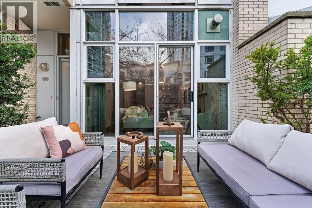 123 Aquarius Mews, Vancouver, British Columbia  V6Z 2Z1 - Photo 6 - R3076068