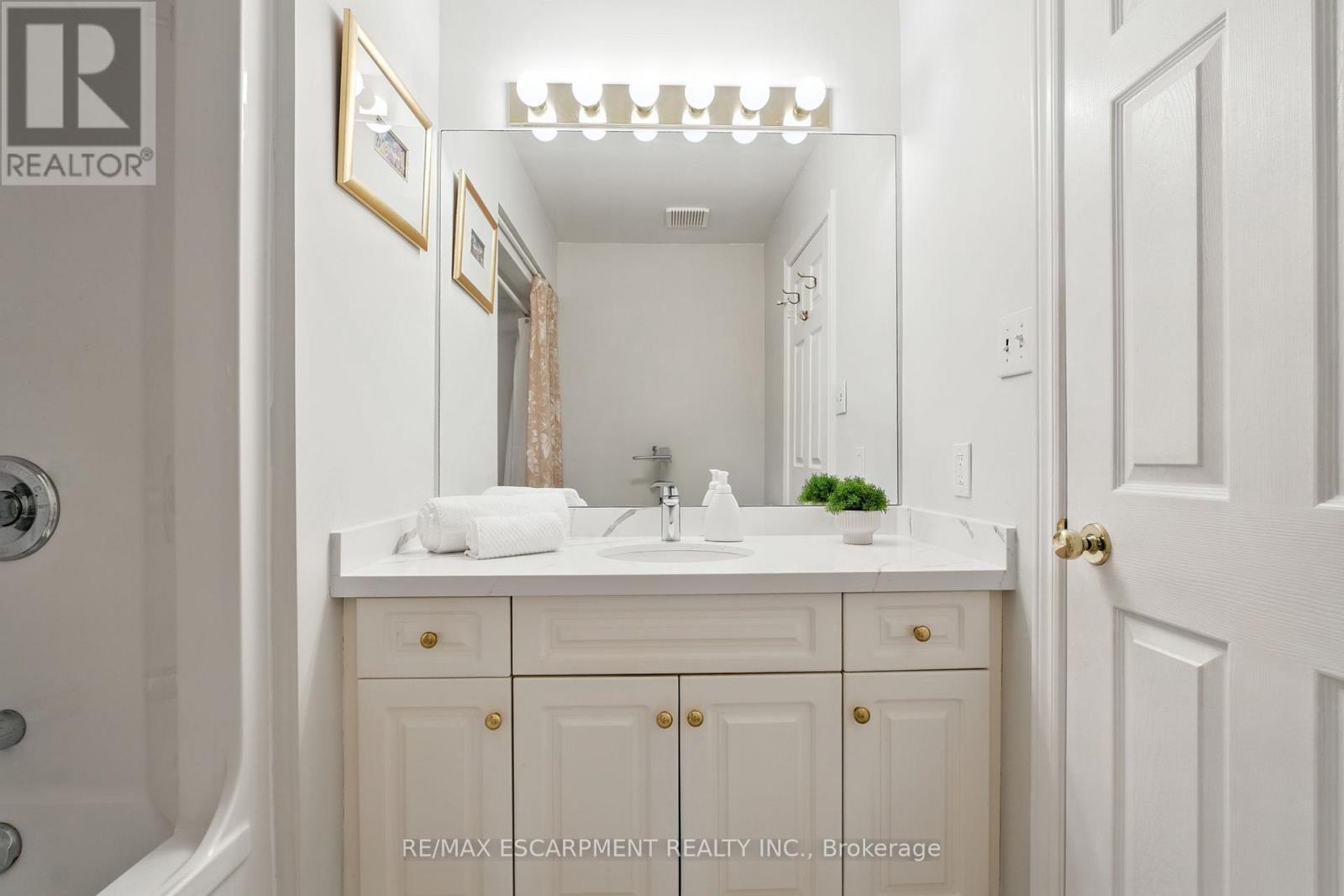 1104 Crofton Way, Burlington, Ontario  L7P 4W8 - Photo 19 - W12664256