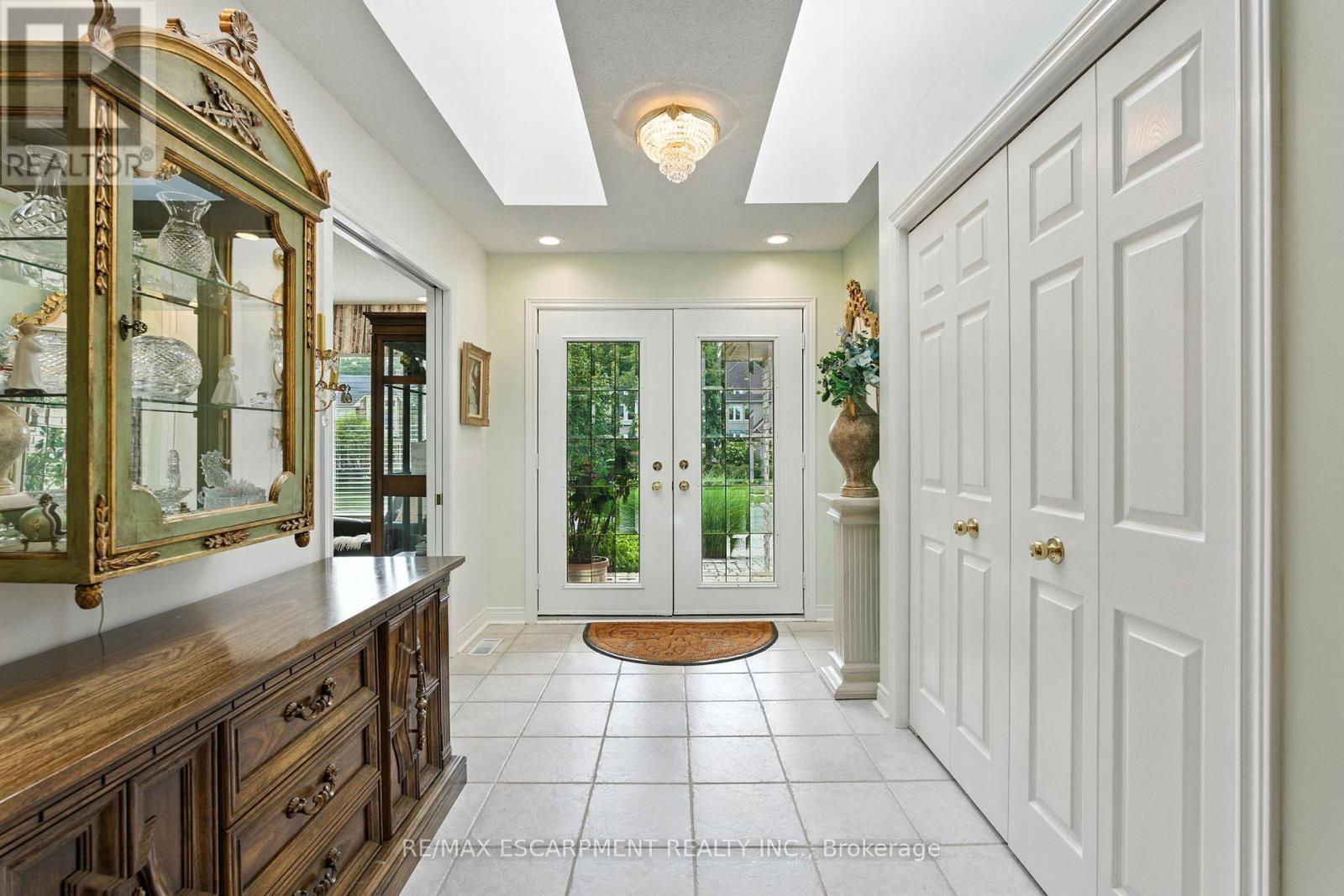 1104 Crofton Way, Burlington, Ontario  L7P 4W8 - Photo 3 - W12664256