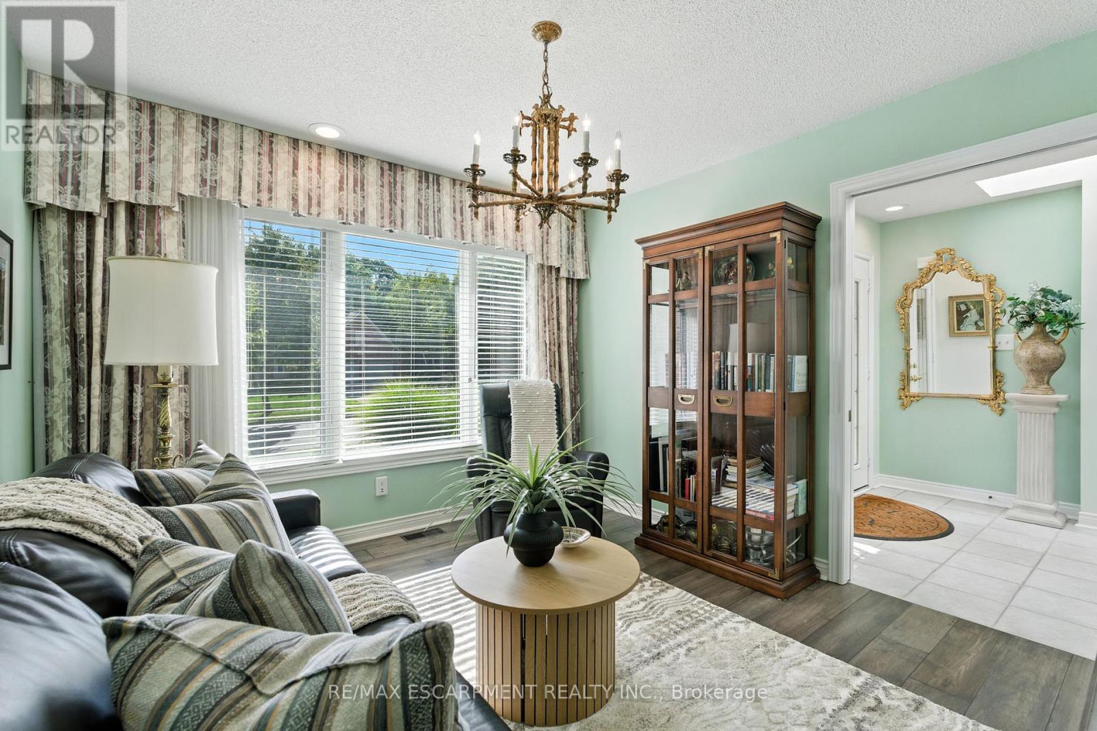 1104 Crofton Way, Burlington, Ontario  L7P 4W8 - Photo 6 - W12664256