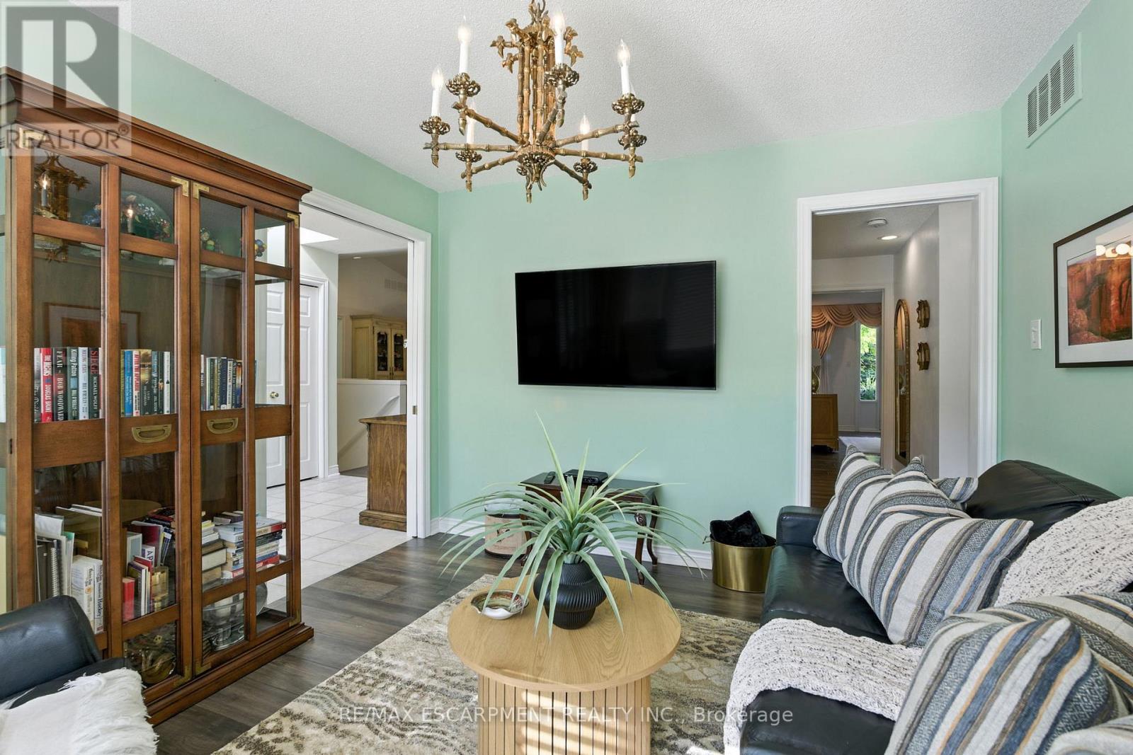 1104 Crofton Way, Burlington, Ontario  L7P 4W8 - Photo 7 - W12664256