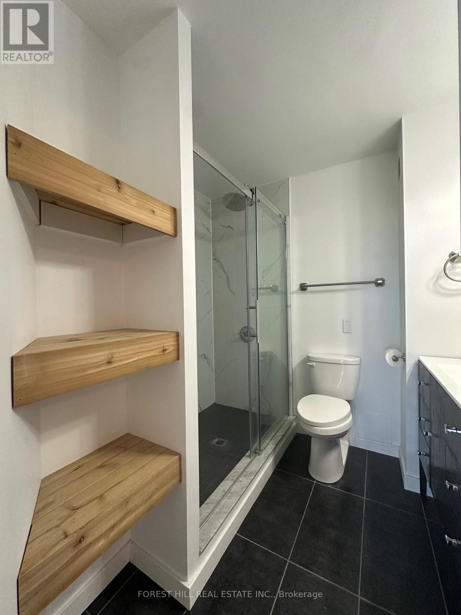 905 - 1300 Bloor Street, Mississauga, Ontario  L4Y 3Z2 - Photo 1 - W12664264