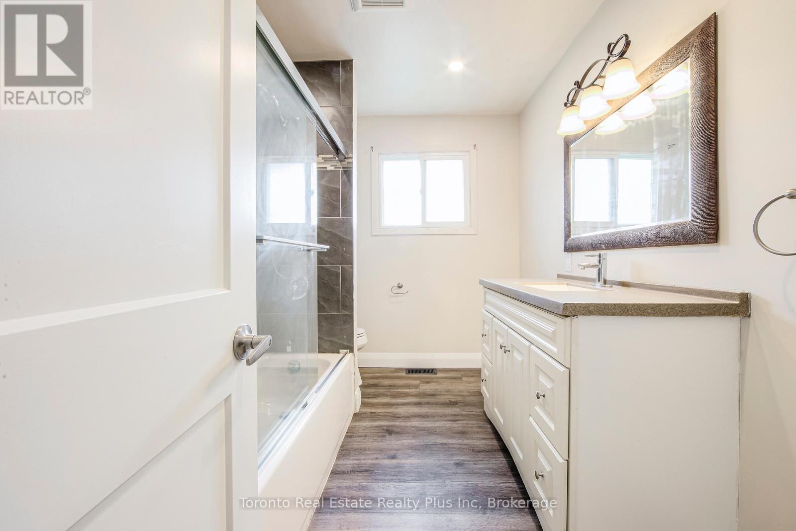 614 Gibb Street, Oshawa, Ontario  L1J 1Z7 - Photo 5 - E12664338