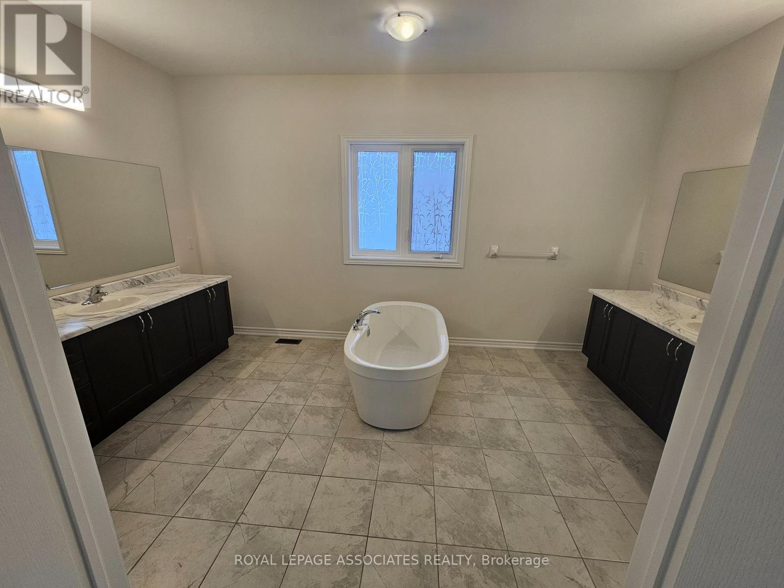 307 Reg Harrison Trail, Newmarket, Ontario  L3X 0M2 - Photo 13 - N12664354