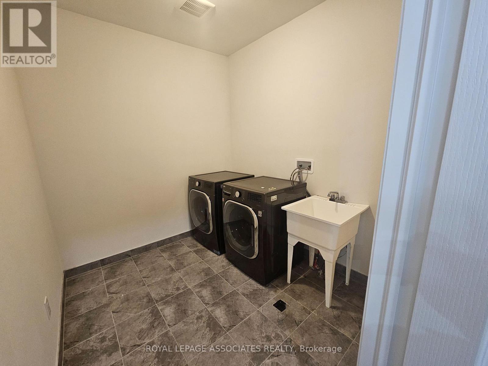 307 Reg Harrison Trail, Newmarket, Ontario  L3X 0M2 - Photo 15 - N12664354