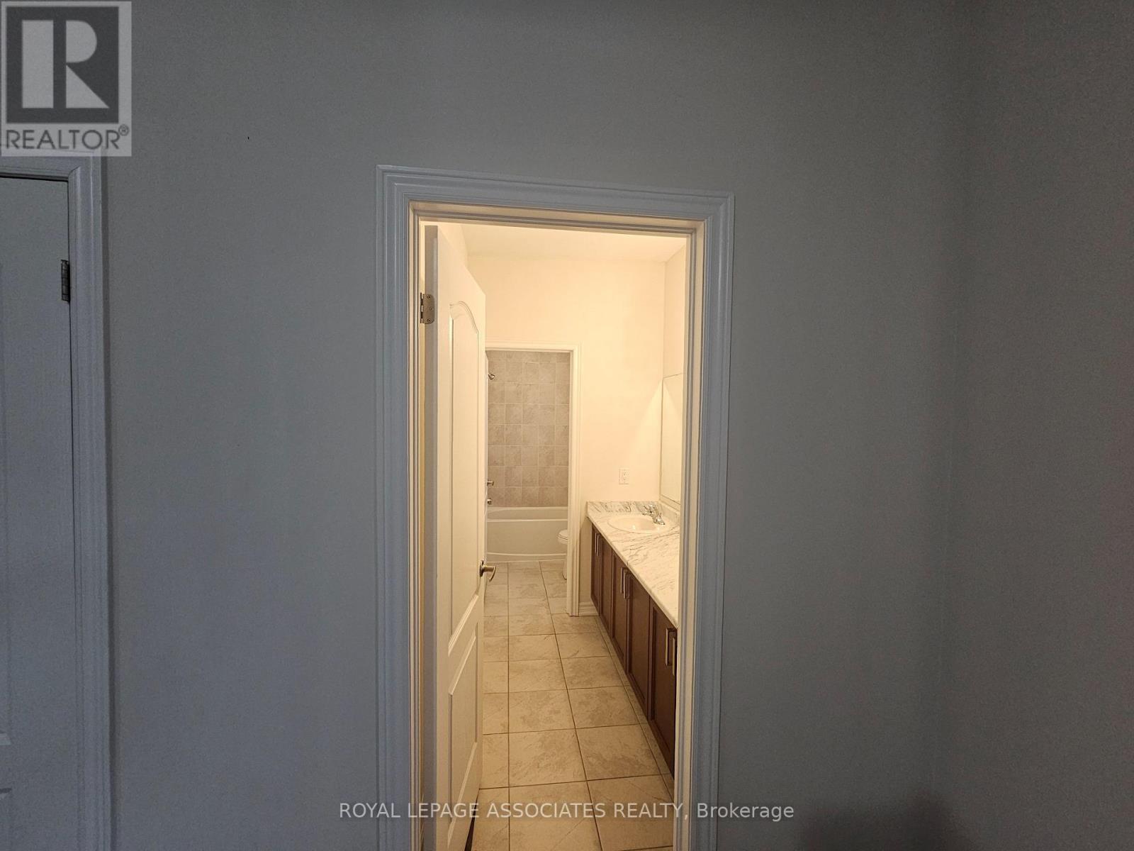 307 Reg Harrison Trail, Newmarket, Ontario  L3X 0M2 - Photo 18 - N12664354